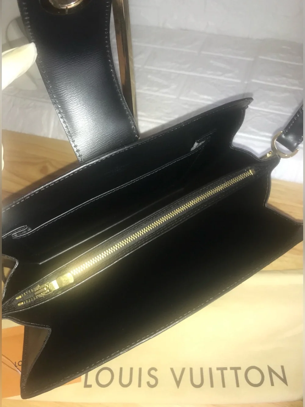 ✅AUTHENTIC LV Black Epi Leather Shoulder Bag Gold-Tone Turnlock LOUIS VUITTON
